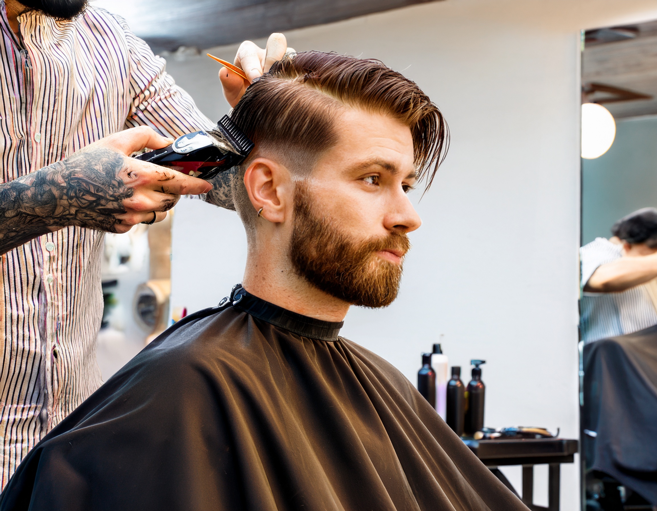 Friseur im modernen Salon beim Schneiden und Stylen von Haaren.